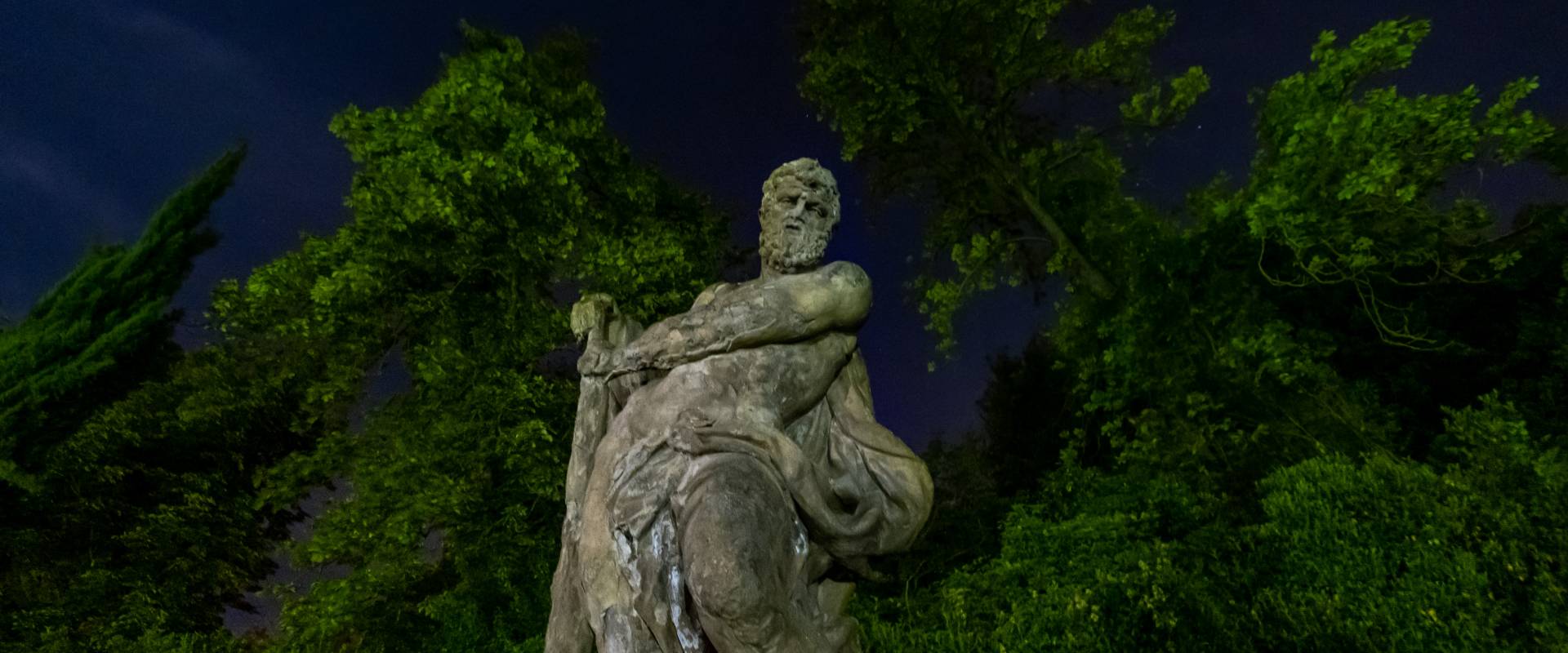 Statua di Ercole in notturna photo by Ugeorge